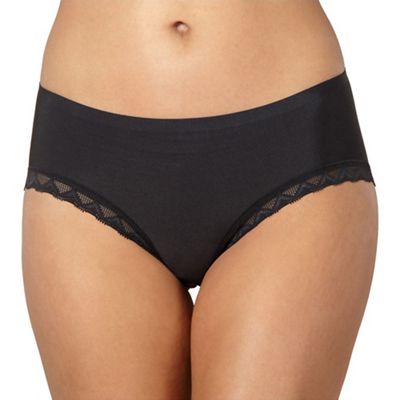 Black invisible short knickers